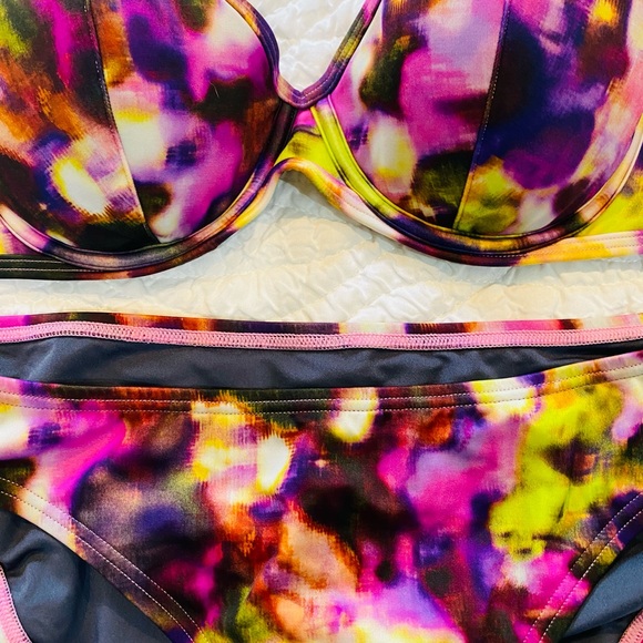 Victoria’s Secret Bikini - Picture 2 of 3